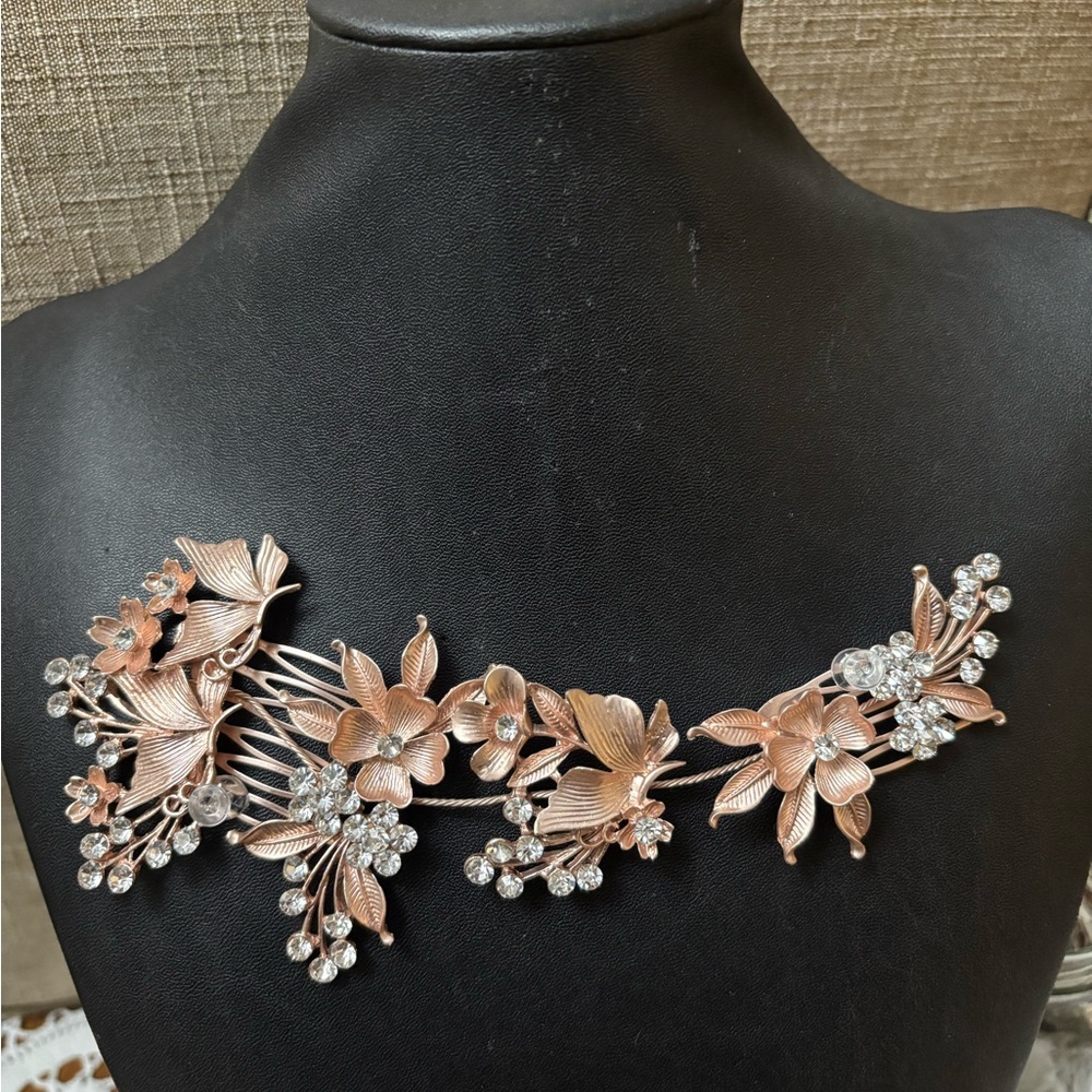Elegant Floral Hair Comb with Crystals